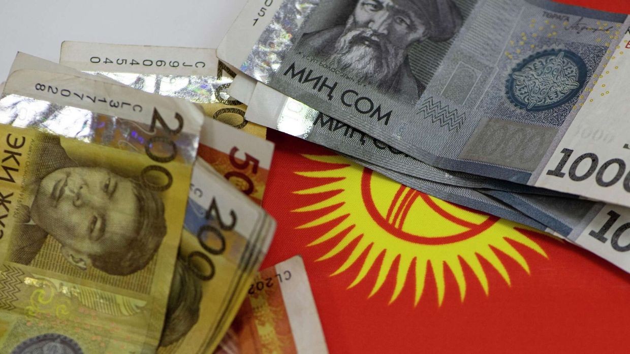 Сом просел к доллару, евро и тенге — официальный курс валют на 4 марта