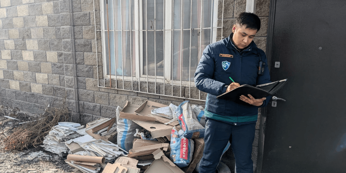 Муниципальная инспекция штрафует за стихийные свалки в Бишкеке. Фото: мэрия Бишкека.